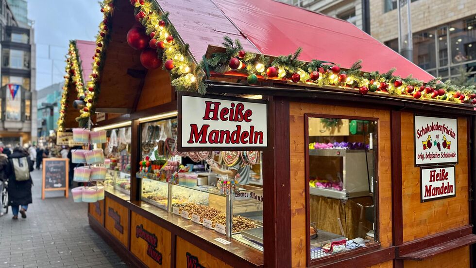 Der Stand von Dietmar Dengler in der Petersstraße. Hier gibt´s "heiße Mandeln". Der Stand von Dietmar Dengler in der Petersstraße. Hier gibt´s "heiße Mandeln".