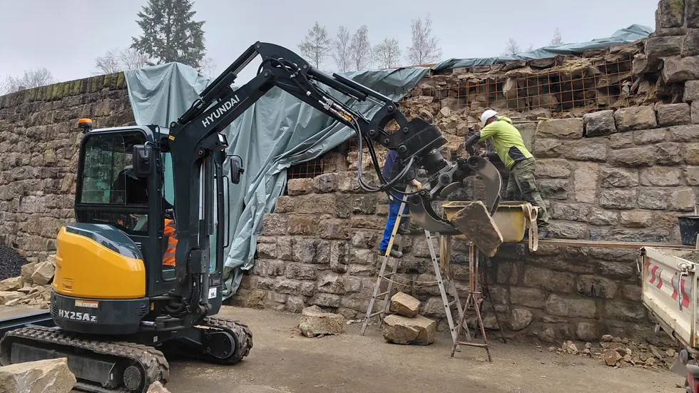 Die Mauer wird wieder aufgebaut.