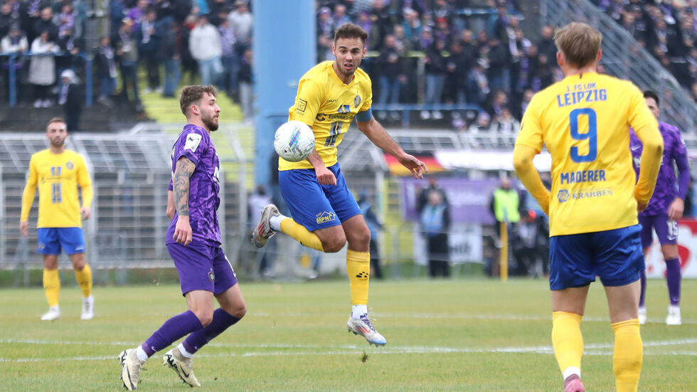 Farid Abderrahmane (Lok Leipzig in der Luft) im Zweikampf gegen Eric Uhlmann (Erzgebirge Aue)