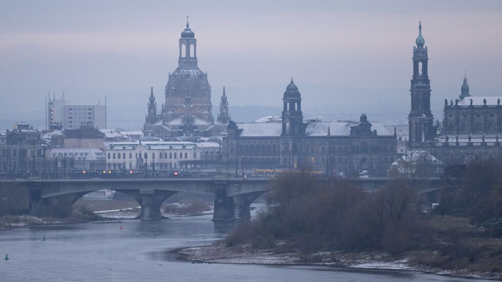 Mit Schnee bedeckt ist die Kuppel der Frauenkirche bei Sonnenaufgang. Mit Schnee bedeckt ist die Kuppel der Frauenkirche bei Sonnenaufgang.