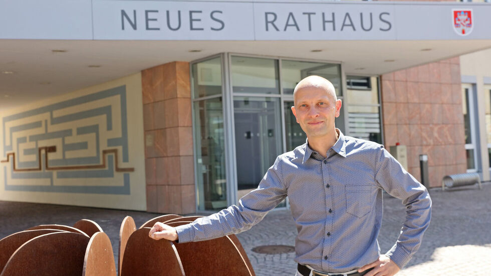 Jörg Schmeißer vorm Rathaus Meerane