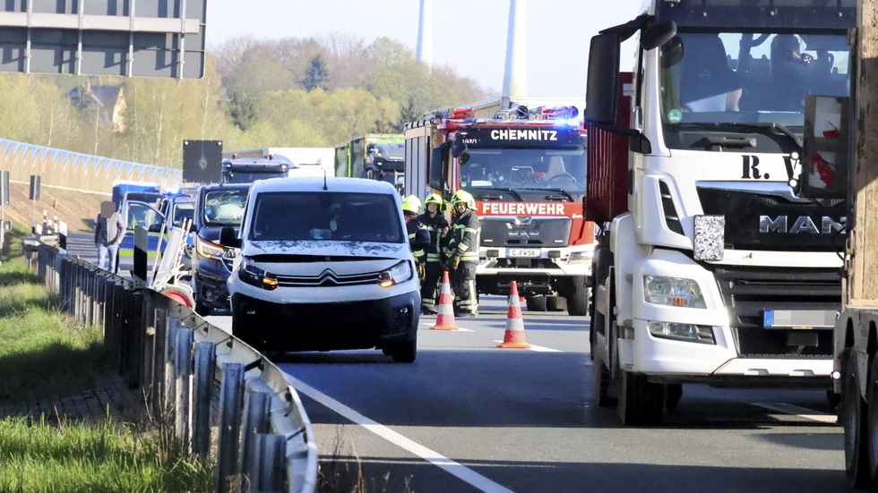 Zwei Menschen wurden bei dem Unfall verletzt.