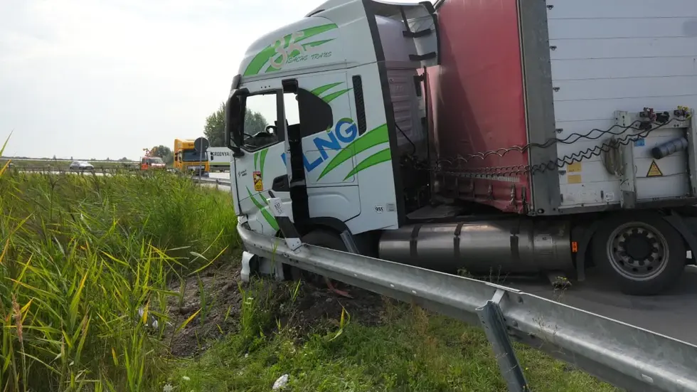 Nach dem der Fahrer abbiegen wollte kam er ins Schleudern und landete in der Leitplanke.