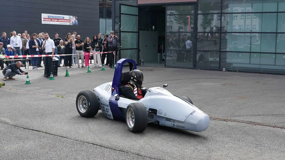 Der erste Rennwagen das Racing Teams kam beim Showfahren zum Einsatz. "Brummer" aus dem Jahr 2007 brachte noch 265 Kilogramm auf die Waage. Das heutige Fahrzeug ist fast 100 Kilo leichter.