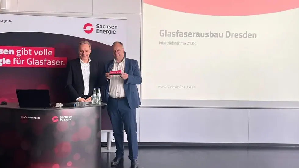 Am Dienstag haben Oberbürgermeister Dirk Hilbert und SachsenEnergie-
Vorstandsvorsitzender Frank Brinkmann das Glasfasernetz feierlich in Betrieb genommen Am Dienstag haben Oberbürgermeister Dirk Hilbert und SachsenEnergie-
Vorstandsvorsitzender Frank Brinkmann das Glasfasernetz feierlich in Betrieb genommen