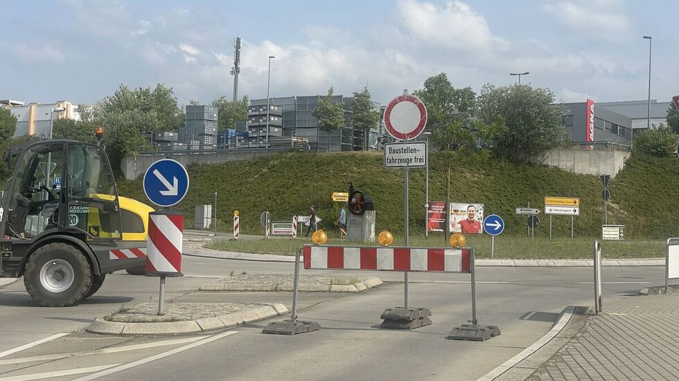 Vollsperrung! Von der Seiferitzer Allee kommt man nicht mehr auf die Lauenhainer Straße. 