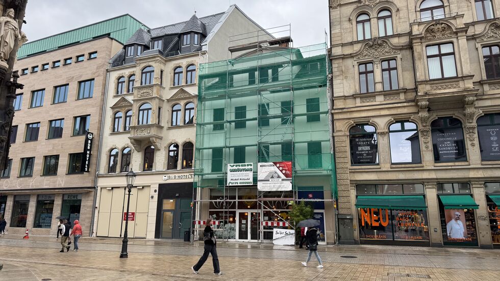 Marienplatz 2 (eingerüstet). Links davon ein Teil des frisch sanierten Schocken-Komplexes. 