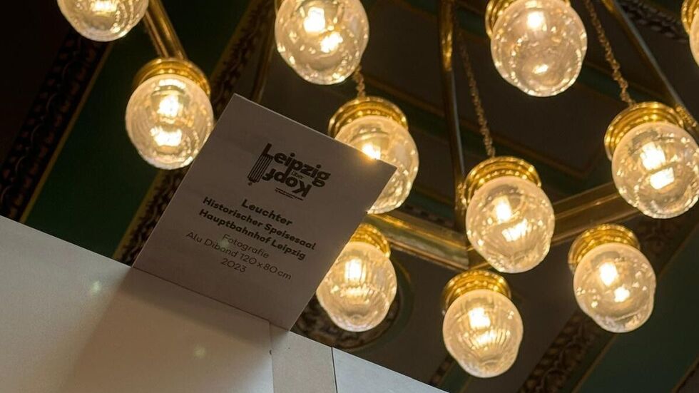 Um die Beschriftungen seiner Bilder zu lesen, muss man nach oben gucken.