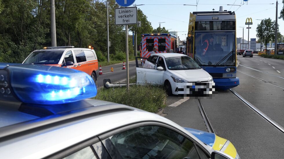 Total neben der Spur: Der Autofahrer ist der Straßenbahn verbotenerweise in die Quere gekommen.