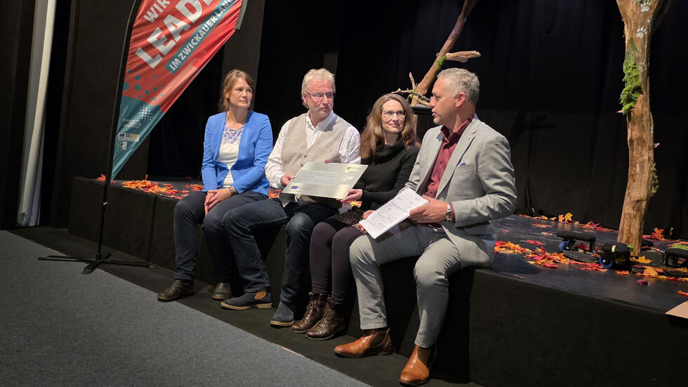Landrat Carsten Michaelis mit dem Förderbescheid, neben ihm Direktorin Christine Schmidle, Kultour-Z-Chef Jürgen Flemming und Isabel Schauer, Regionalmanagerin der Zukunftsregion Zwickau (von links nach rechts) 