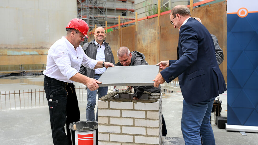 Die Verantwortlichen am Dienstagnachmittag beim Spatenstich auf der Baustelle.