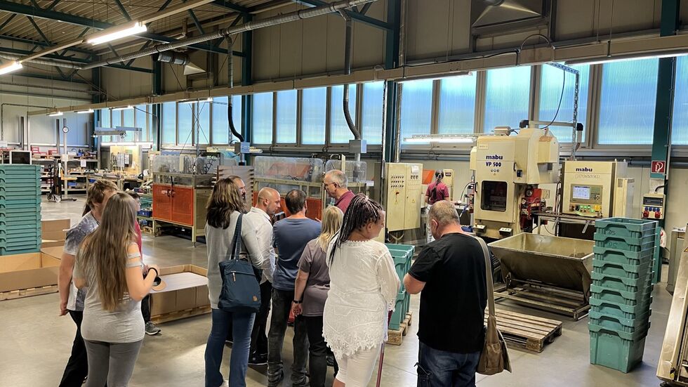 Auch die Firma CapParts in Scheibenberg ist bei der Spätschicht dabei. Ein traditionsreiches mittelständisches Unternehmen, das zu den weltweit führenden Herstellern von Gehäusen und Abdeckscheiben für elektronischer Bauelemente gehört. Auch die Firma CapParts in Scheibenberg ist bei der Spätschicht dabei. Ein traditionsreiches mittelständisches Unternehmen, das zu den weltweit führenden Herstellern von Gehäusen und Abdeckscheiben für elektronischer Bauelemente gehört.