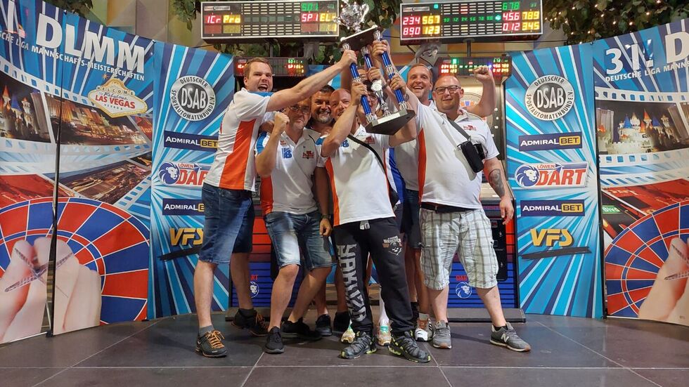 Die Glücksritter Aue: v.l.n.r. Simon Trommler, Kai Müller, Simeon Heinz, Rico Bauer, Madlen Teich, Dominique Goldberg, Alexander Brandt, Steve Martin (vom Pokal verdeckt).