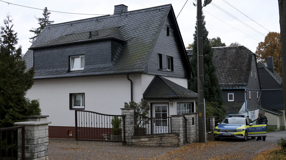 In Neukirchen im Erzgebirge hat die Polizei zwei Leichen in diesem Wohnhaus gefunden. In Neukirchen im Erzgebirge hat die Polizei zwei Leichen in diesem Wohnhaus gefunden