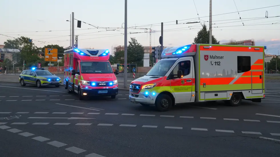 Rettungskräfte mit dem Krankenwagen, der den Unfall verursachte.