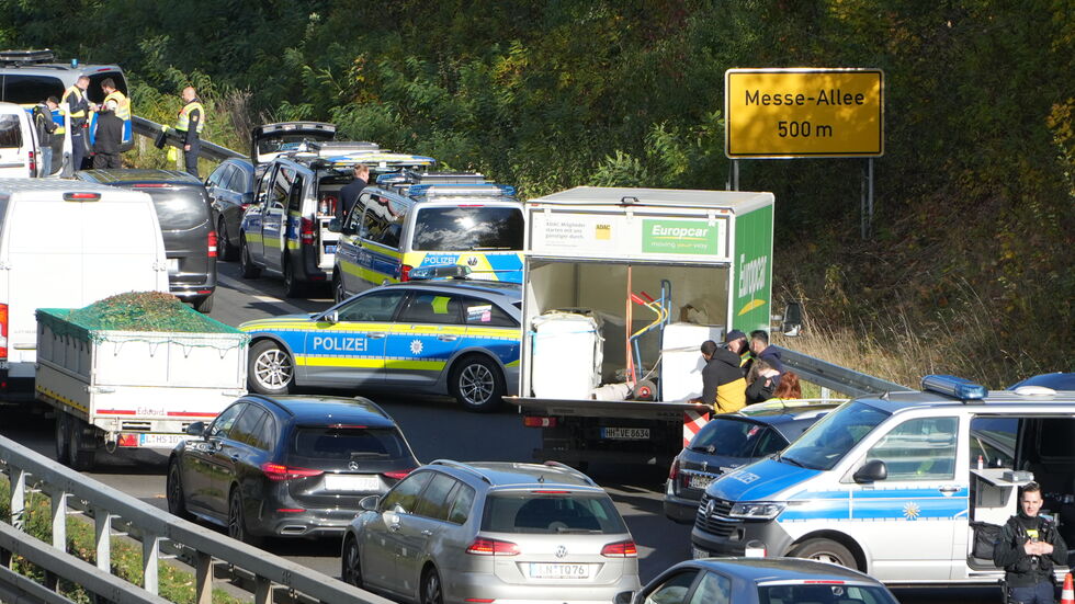 Die Polizei kontrolliert auf der Maximilianallee in Leipzig seit dem Dienstagmittag jede Menge Fahrzeuge - und auch noch bis 19 Uhr.