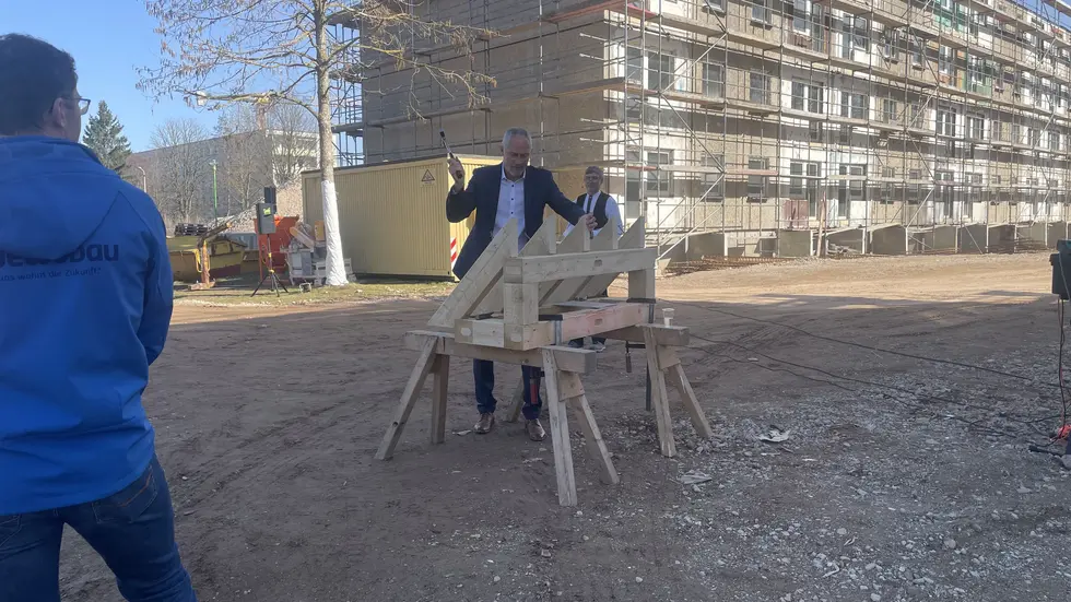 Vorstand Thomas Müller in Aktion, im Hintergrund das dritte Projekt