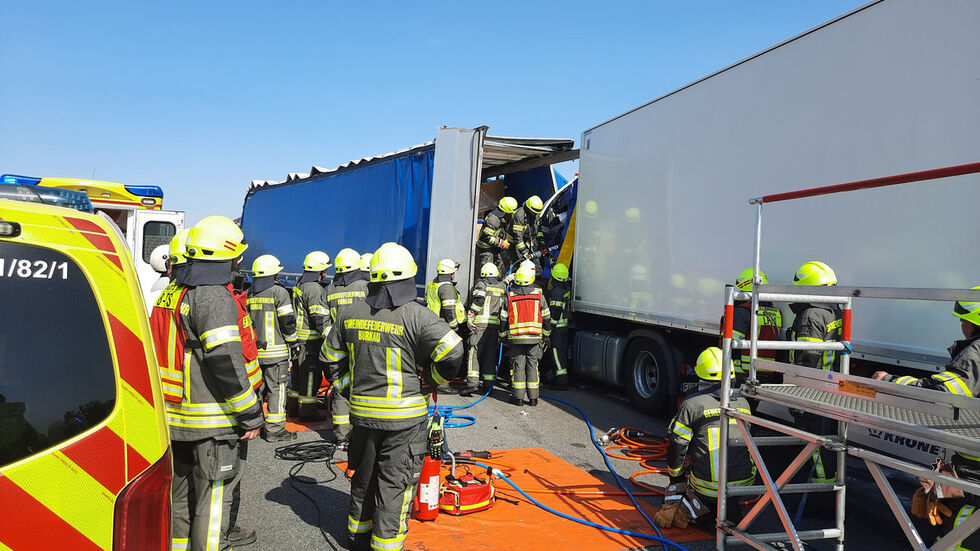 Der Unfallverursacher musste von Kameraden der Feuerwehr aus seinem LKW befreit werden.