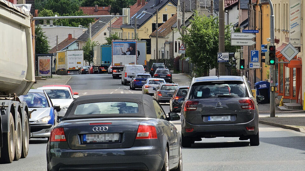 Autos stehen auf der Lengenfelder Straße im Stau. 