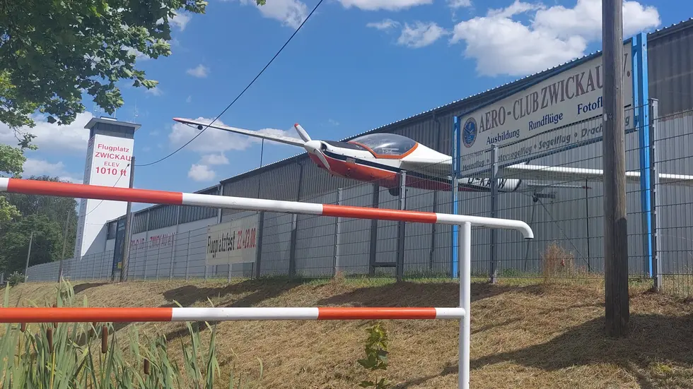 Den Aero-Club gibt es seit über 35 Jahren, den Flugplatz genau seit 100. Den Aero-Club gibt es seit über 35 Jahren, den Flugplatz genau seit 100.