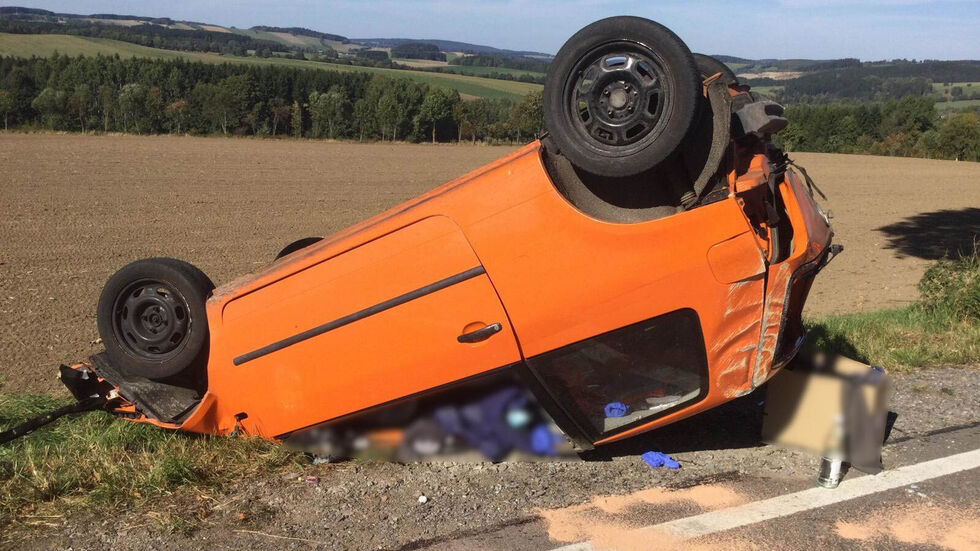 Der VW hatte sich überschlagen und blieb auf dem Dach liegen. Der VW hatte sich überschlagen und blieb auf dem Dach liegen.