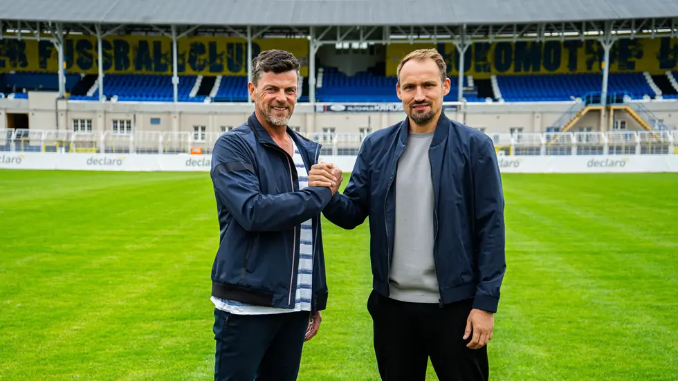 Loks neuer Cheftrainer Torsten Ziegner (48, li.) mit Sportdirektor Toni Wachsmuth am Montag im Bruno-Plache-Stadion.