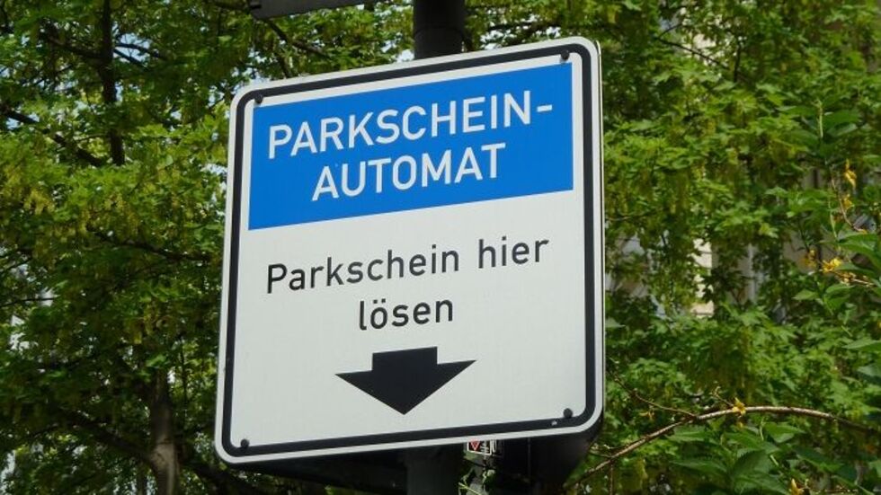 Parktickets sollen teurer werden, aber auch die Fahrkarten des ÖPNV. (Symbolbild)