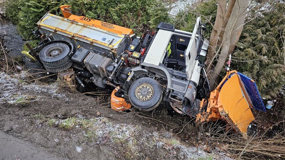 Das Fahrzeug war gegen 4:30 Uhr in den Straßengraben gerutscht.