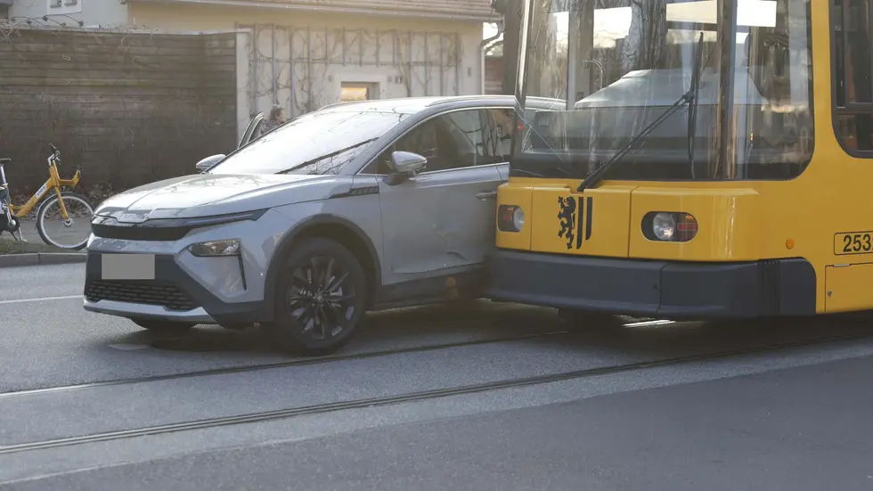 der Bahnverkehr der Linien 1 und 2 musste wegen des Unfalls zeitweise umgeleitet werden der Bahnverkehr der Linien 1 und 2 musste wegen des Unfalls zeitweise umgeleitet werden