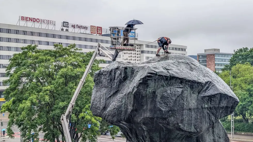 Am Karl-Marx-Monument ist eine Materialprobe entnommen worden. Sie bereitet die Restaurierung und eine spätere Öffnung am Marx-Kopf vor.