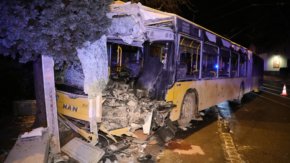 Der Bus der Linie EV 11 war in Bühlau gegen die Hauswand einer Bäckerei gekracht Der Bus der Linie EV 11 war in Bühlau gegen die Hauswand einer Bäckerei gekracht