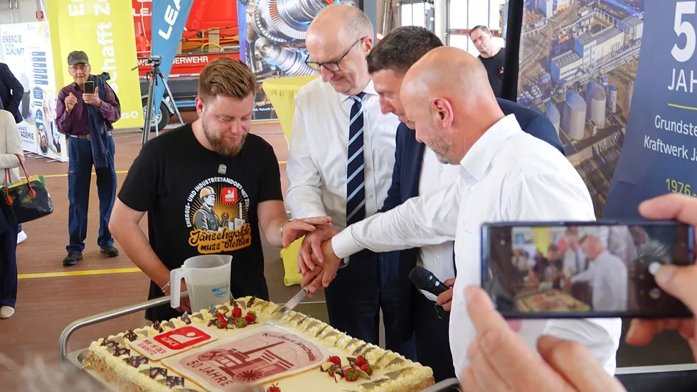 Nico Vassiliadis (IGBCE), Ministerpräsident Dietmar Woidke, LEAG-Kraftwerksleiter Jänschwalde Robert Brandt und LEAG-Personalvorstand Jörg Waniek (v.l.n.r.) schneiden gemeinsam die Torte an. Nico Vassiliadis (IGBCE), Ministerpräsident Dietmar Woidke, LEAG-Kraftwerksleiter Jänschwalde Robert Brandt und LEAG-Personalvorstand Jörg Waniek (v.l.n.r.) schneiden gemeinsam die Torte an.