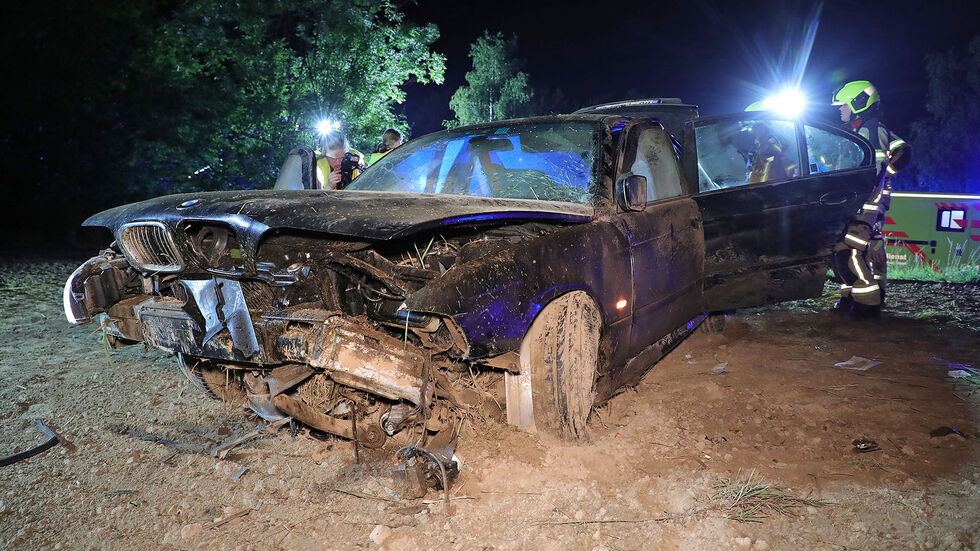 Bei dem Unfall wurden die drei Insassen schwer verletzt.