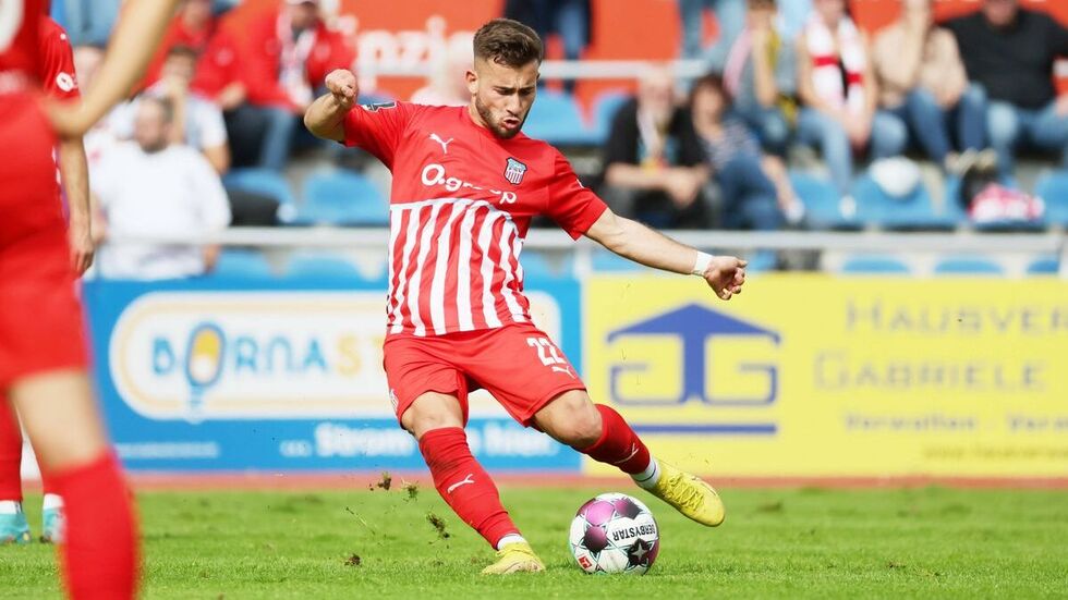 Can Coskun holt zum Schuss aus. 