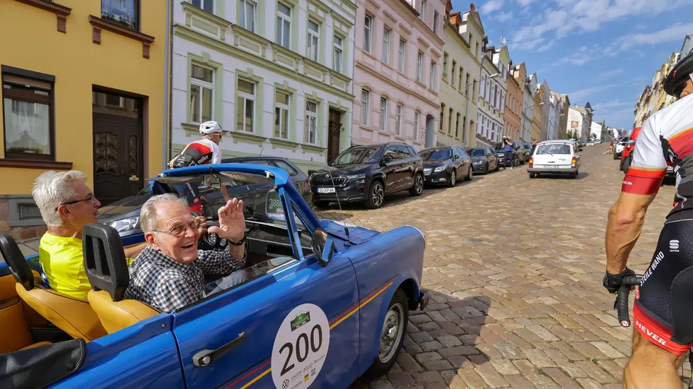 Er ist der berühmteste Bezwinger der Steilen Wand von Meerane: Gustav Adolf "Täve" Schur (95), ehemaliger Radsportler der DDR. Hier bei einem Besuch 2023. Er ist der berühmteste Bezwinger der Steilen Wand von Meerane: Gustav Adolf "Täve" Schur (95), ehemaliger Radsportler der DDR. Hier bei einem Besuch 2023.