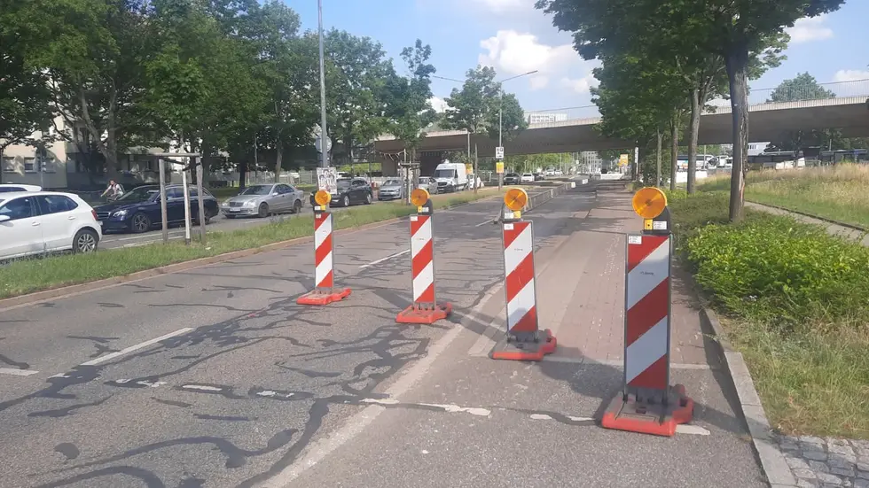 Auf der Ammonstraße steht in Höhe Budapester Brücke jetzt auch in Richtung Hauptbahnhof nur noch eine Fahrspur zur Verfügung
