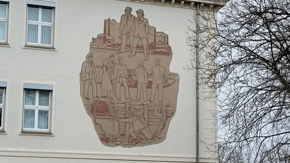 Denkmalgeschütztes Relief am Hauptgebäude der BTU in Senftenberg