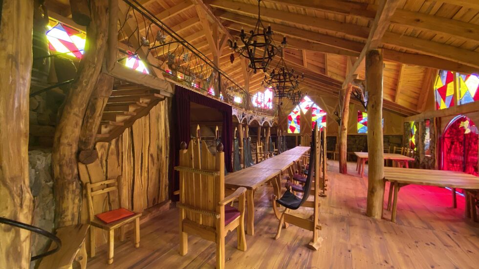 Die schicke Kantine im Arkazien. Alles im Park ist selbst gemacht aus Robinienholz. 