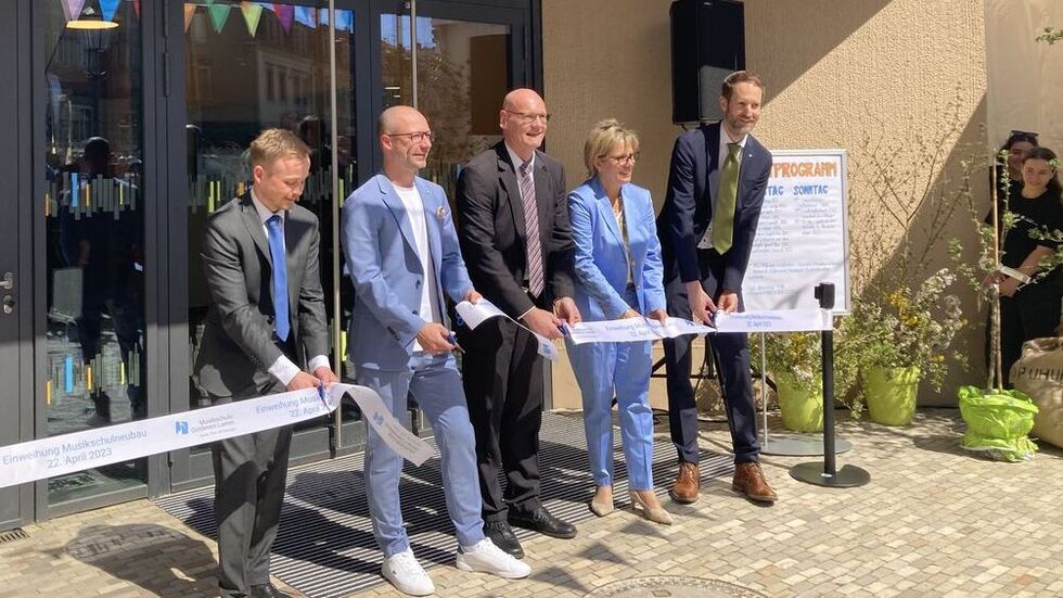 - v.l.n.r. Bauunternehmer Sebastian Quast, Daniel Scheufler (Leiter der Musikschule Goldenes Lamm), Pfarrer Ulrich Mann, Barbara Klepsch (Sächsische Staatsministerin für Kultur und Tourismus) und Johannes Nehlsen (Stiftung Wertestarter)