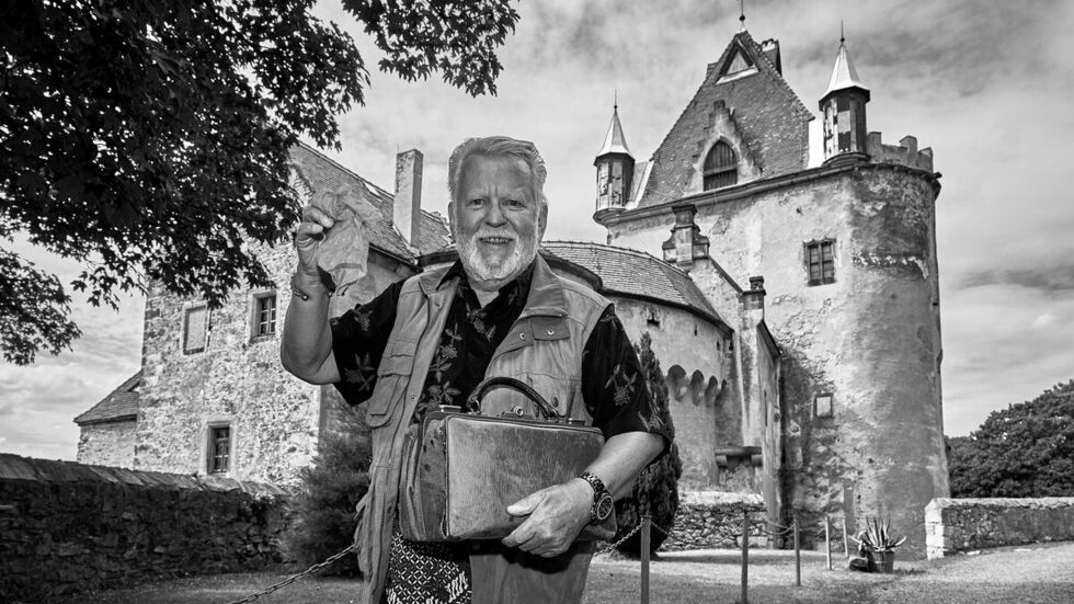 Peter Kersten 2018 vor dem Schloss Kuckuckstein in Liebstadt