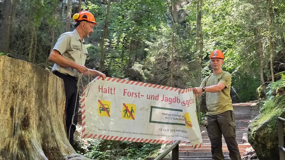 28 Forstwirte und vier Ranger haben unter der Leitung von Nationalpark-Revierförsters Frank Wagner vier wichtige Wanderwege freigegeben 28 Forstwirte und vier Ranger haben unter der Leitung von Nationalpark-Revierförsters Frank Wagner vier wichtige Wanderwege freigegeben