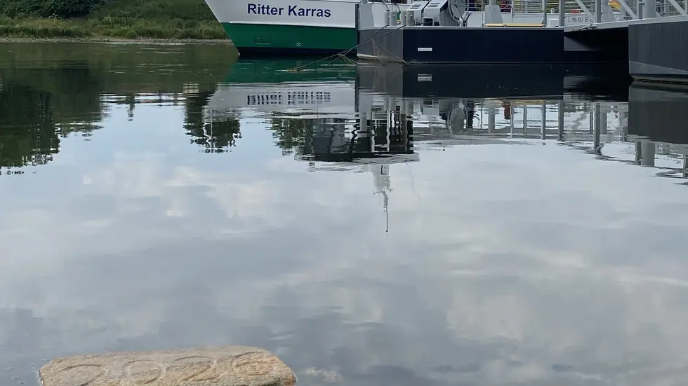 Der Coswiger Hungerstein befindet sich in der Nähe des Fähranlegers Coswig-Kötitz