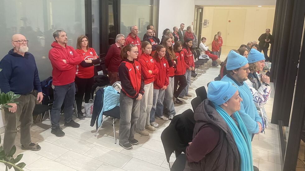 Gespannt verfolgten BSV-Unterstützer und Nachwuchsspielerinnen die Debatte. Gespannt verfolgten BSV-Unterstützer und Nachwuchsspielerinnen die Debatte.