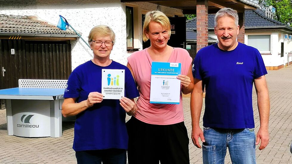 Die Vereinsvorsitzende Marlen Fröschke (Mitte) und weitere aktive Mitglieder des Sport- und Begegnungszentrum Crinitz e.V. freuen sich über die Auszeichnung "Familienfreundlich im Lausitzer Seenland" durch den Tourismusverband Lausitzer Seenland e.V. 