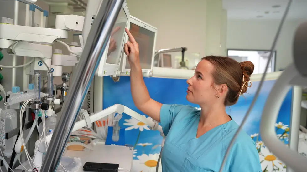 Gina Jans arbeitet auf der Intensivstation K061 am Klinikum Chemnitz. Zwischen Herz und High-Tech erlebt sie Erfolg, Abschied und echte Teamarbeit.
