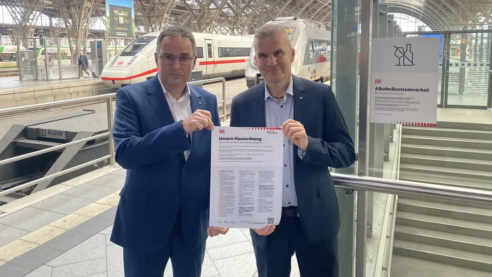 Stephan John, Leiter der DB-Sicherheit im Regionalbereich Südost (li.) und Christian Schulz, Leiter vom Bahnhofmanagement Leipzig mit der geänderten Hausordnung, bei der ein Absatz hinzugefügt wurde. Stephan John, Leiter der DB-Sicherheit im Regionalbereich Südost (li.) und Christian Schulz, Leiter vom Bahnhofmanagement Leipzig mit der geänderten Hausordnung, bei der ein Absatz hinzugefügt wurde.