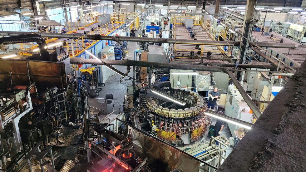 Werkhalle der Stölzle Lausitz GmbH in Weißwasser. Auf vier Produktionslinien werden jährlich 40 Millionen hochwertige Trinkgläser hergestellt. Das Unternehmen exportiert in 120 Länder. 430 Beschäftigte arbeiten im Drei-Schicht-System.   