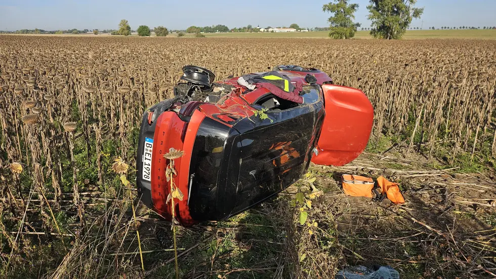 Ein weiteres vom Unfall beschädigtes Auto. 
