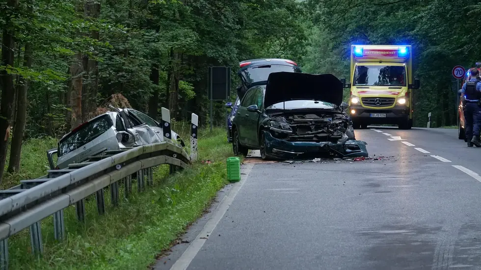 Nach dem Crash sind beide Fahrzeuge Schrott.