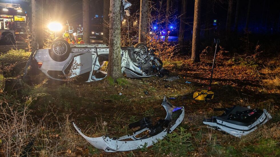 Um den Fahrer zu befreien, musste die Feuerwehr das Fahrzeug auseinander schneiden.